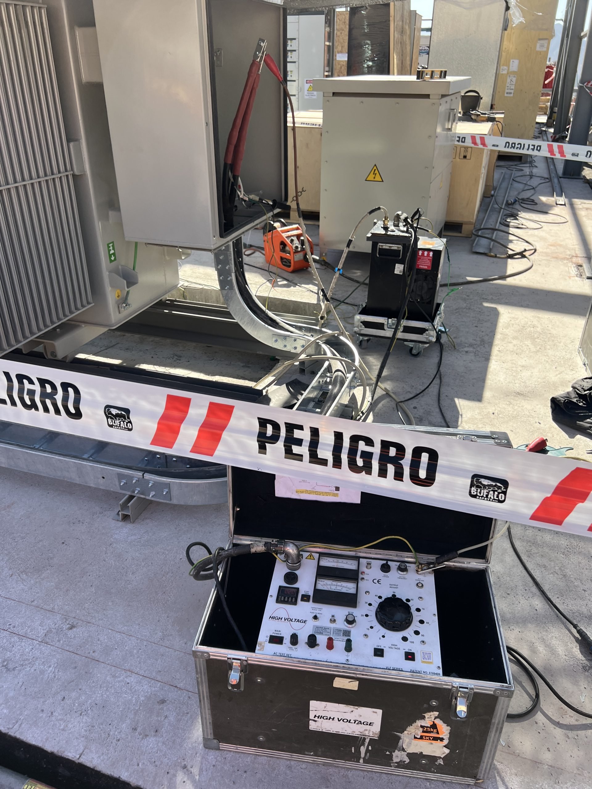 Equipo de ensayo eléctrico instalado en terreno