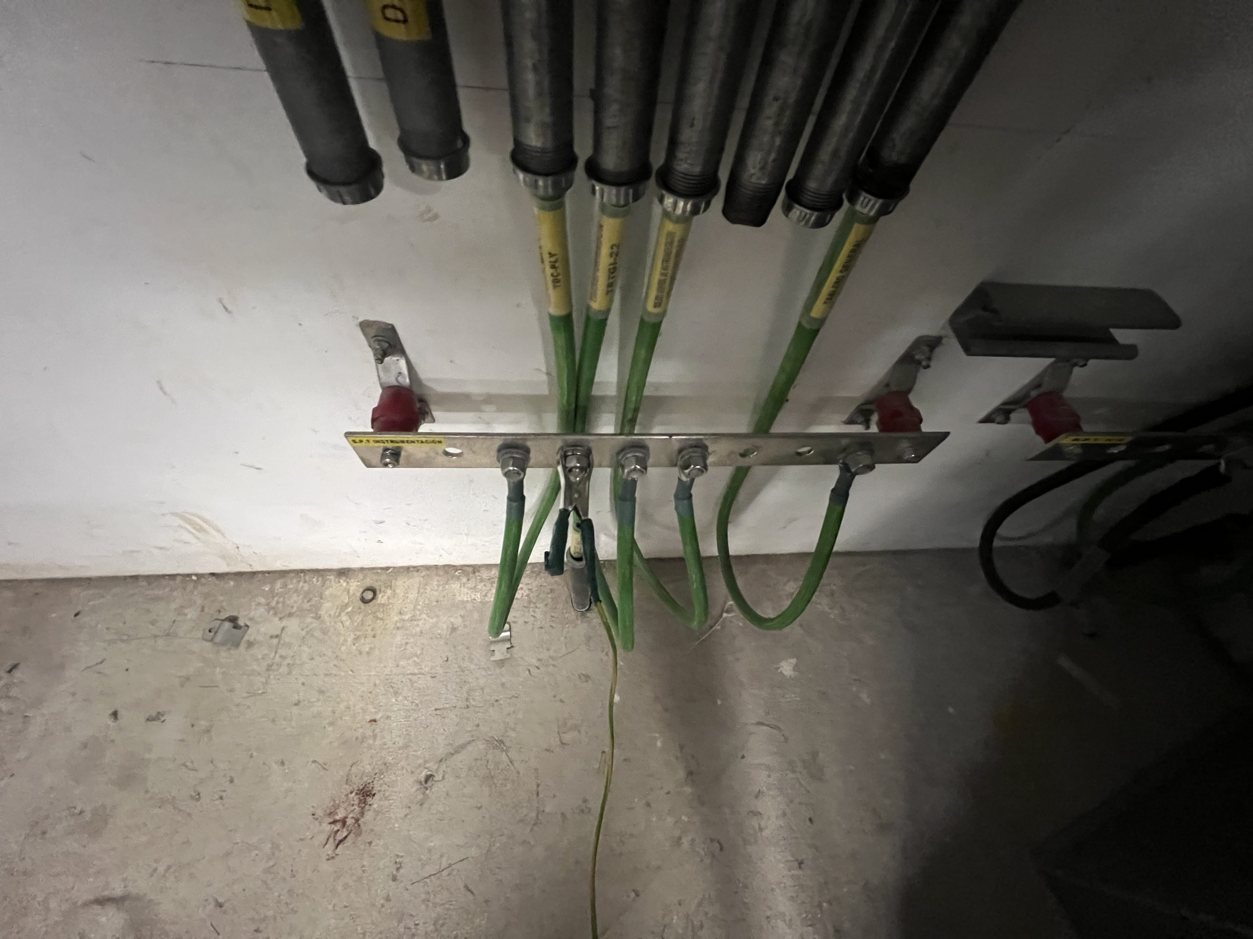 Conexiones eléctricas de puesta a tierra en terreno