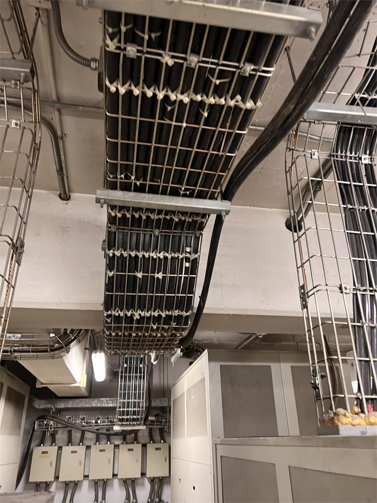 Tablero e infraestructura eléctrica en Explanada Costanera Center