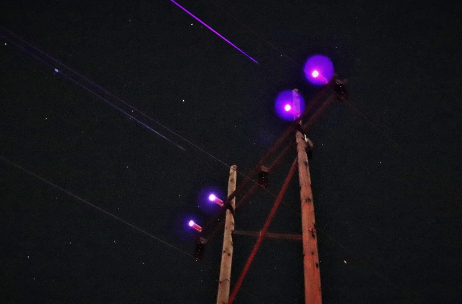 Corona visible en aisladores de una línea durante la noche