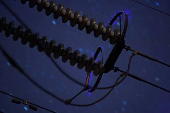 Actividad de corona sobre aislador y conexión eléctrica