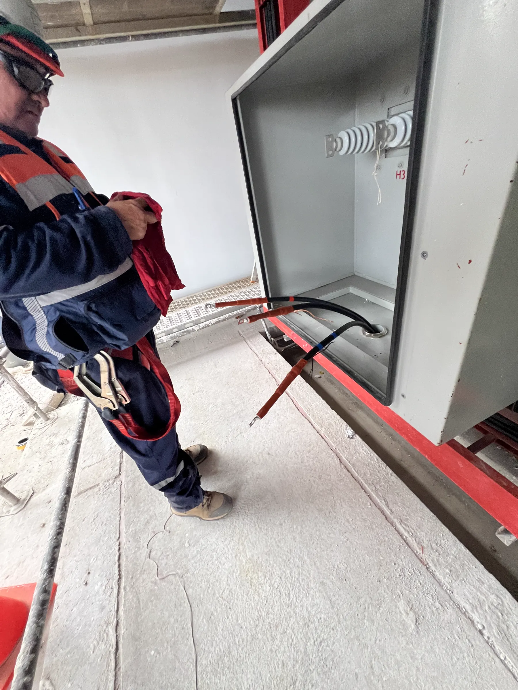 Technical image 08 of the Electrical Maintenance service for Industrial and Commercial Networks